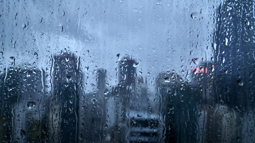 Времето над страната днес ще се задържи облачно с валежи