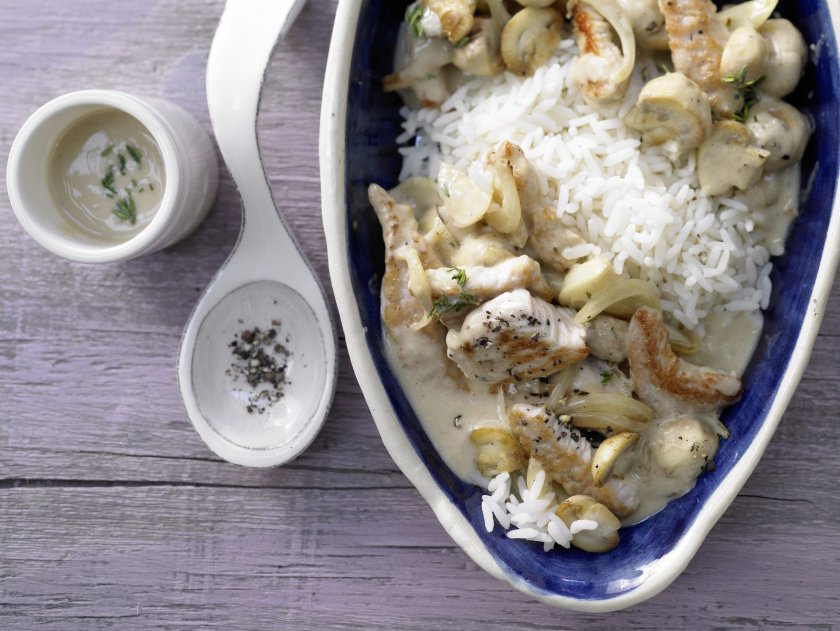 Пилешко с ориз и гъби в сос