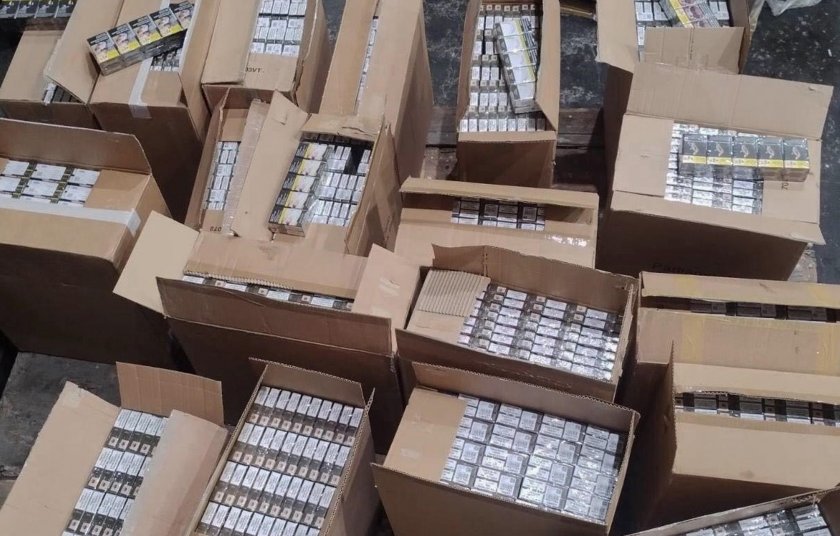 Откриха над 340 хил. къса нелегални цигари във влекач на Дунав мост 2