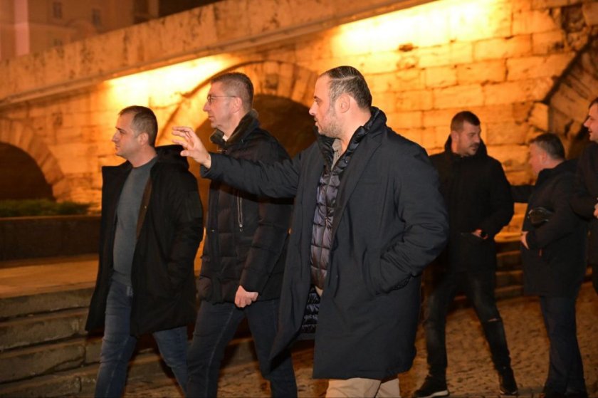 Мицкоски отиде на лунапарк с новия кмет на Скопие (ВИДЕО)