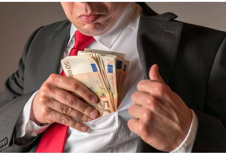 Повдигнаха обвинение за подкуп на задържания митничар