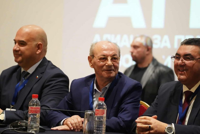 Нов бардак със старите курви: Доган се изгаври с доганистите (ОБЗОР)