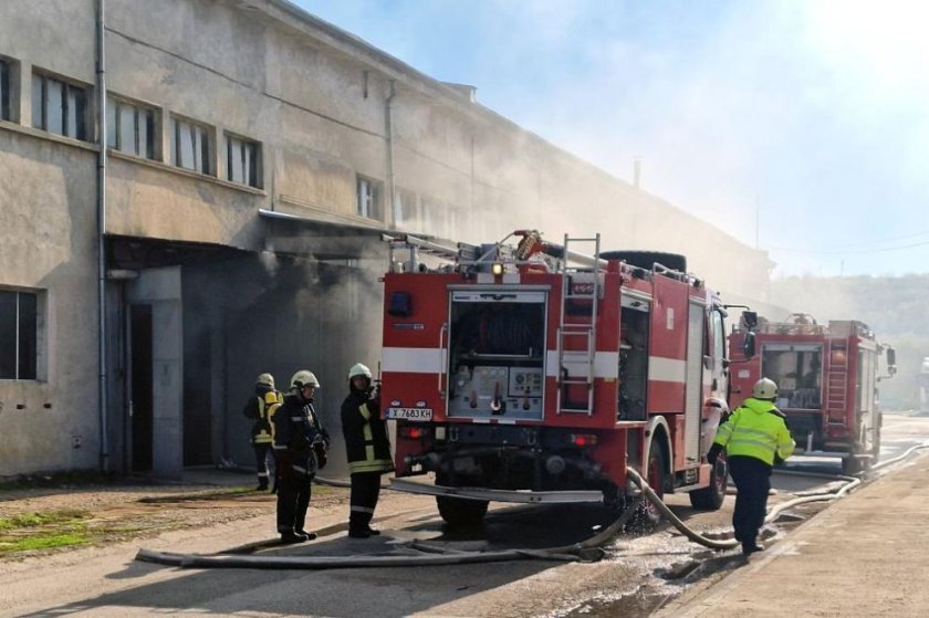 Скара с кебапчета в цех предизвика голям пожар в Хасково (СНИМКИ)