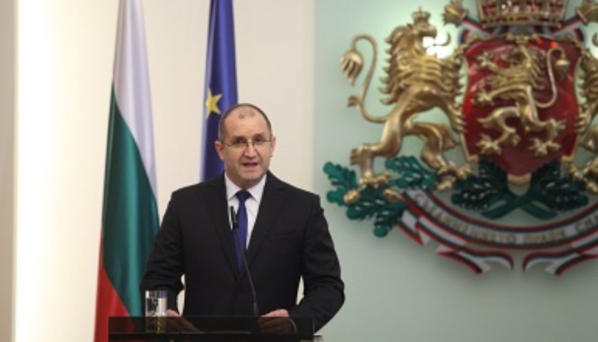 Радев връчи Почетния знак на двама военнослужещи и генерал