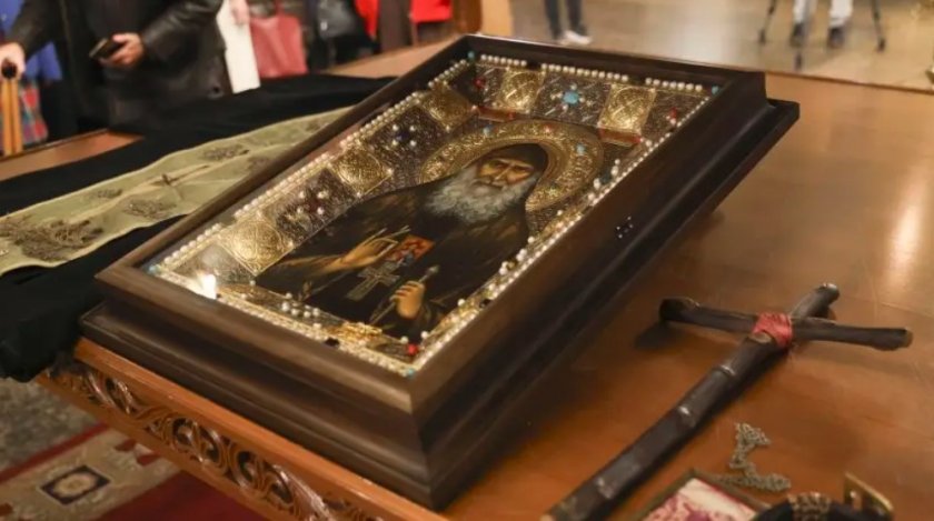 Опашки от вярващи се извиха пред храм "Света Неделя" заради иконата на грузински светец