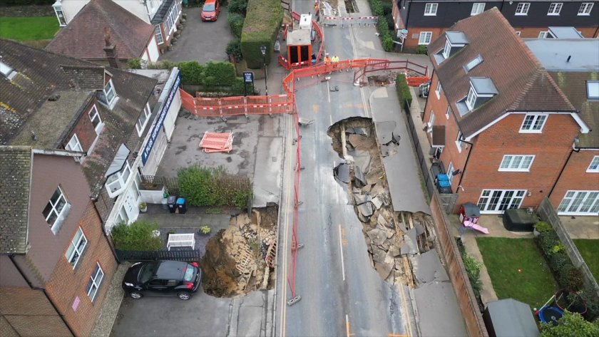 Надминаха ни: Във Великобритания ремонтират път близо век