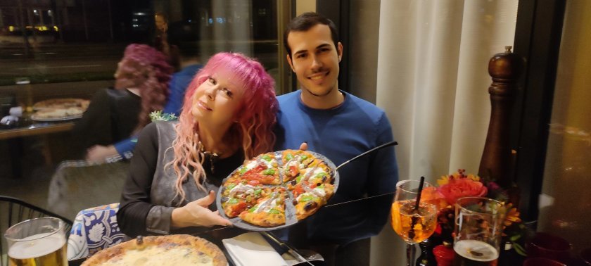 Буюклиева си похапва пържена пица, приготвена от сина ѝ