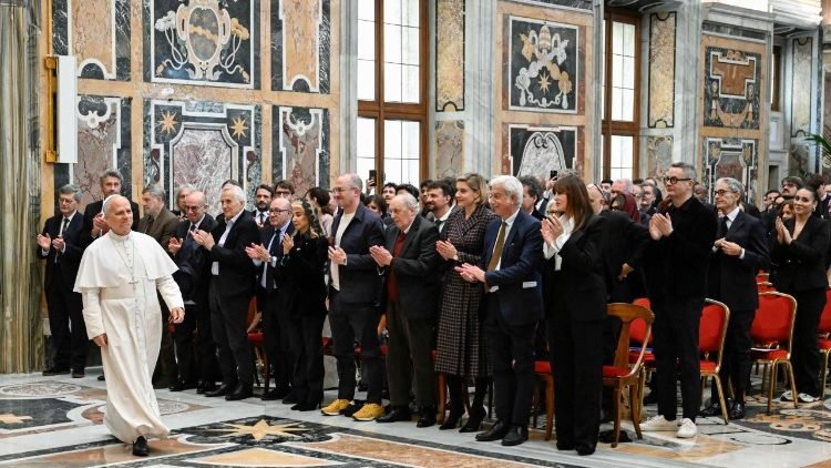 Папата се загрижи, че кината затварят, защото посещаемостта спада