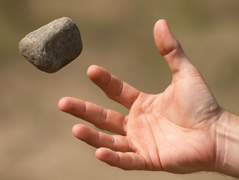 Трима врачани хвърляли камъни по ТИР и счупили предното му стъкло