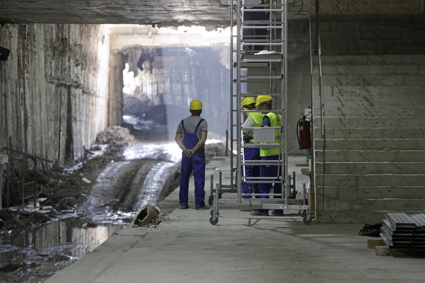 Пожарникари свалиха 4 деца от изоставена сграда