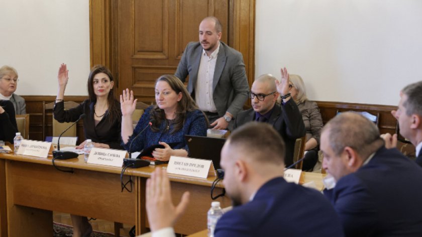 В социалната комисия спорят кога майките да се върнат на работа 