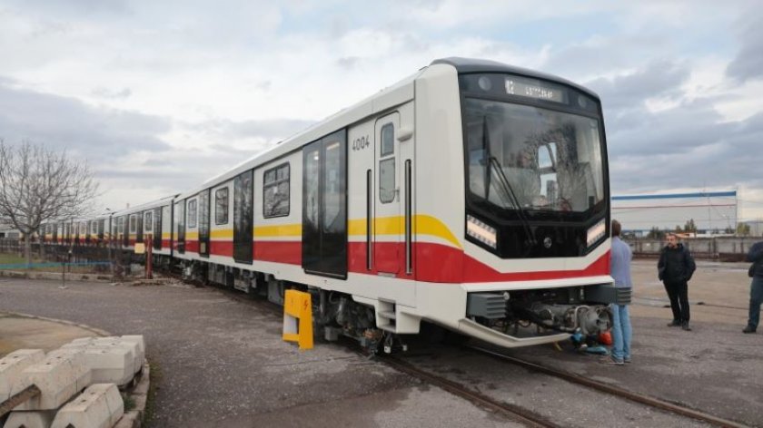 Първият от новите влакове за метрото пристигна в София
