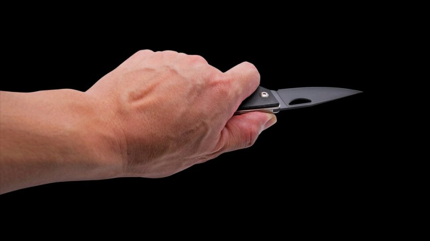 Младеж бе наръган пред търговска верига в "Студентски град"