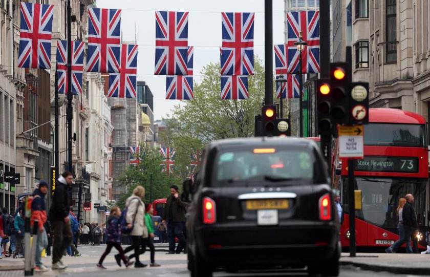 Великобритания затяга кранчето на лесните социални помощи за нашенци