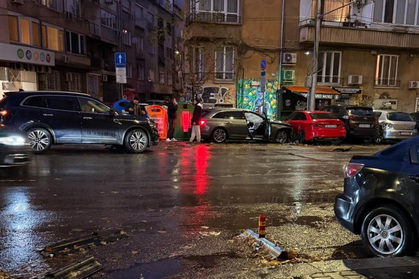 Кола се заби в паркирани коли в центъра на София, на друго място един пострада при верижна катастрофа!
