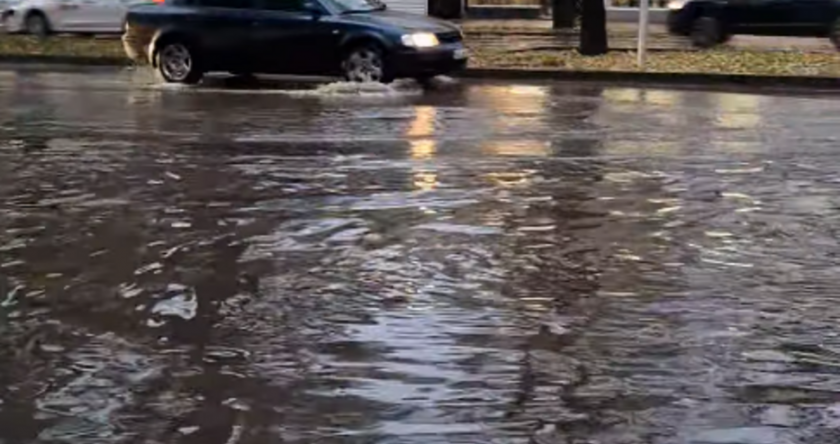 Стихии връхлетяха България! Потоп във Варна, в Бургас падат стълбове (ВИДЕО/СНИМКИ)