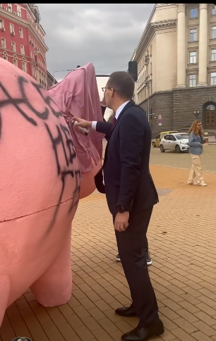 "Асен не е гей", надраскаха от ДПС-НН върху прасето-касичка (ВИДЕО)