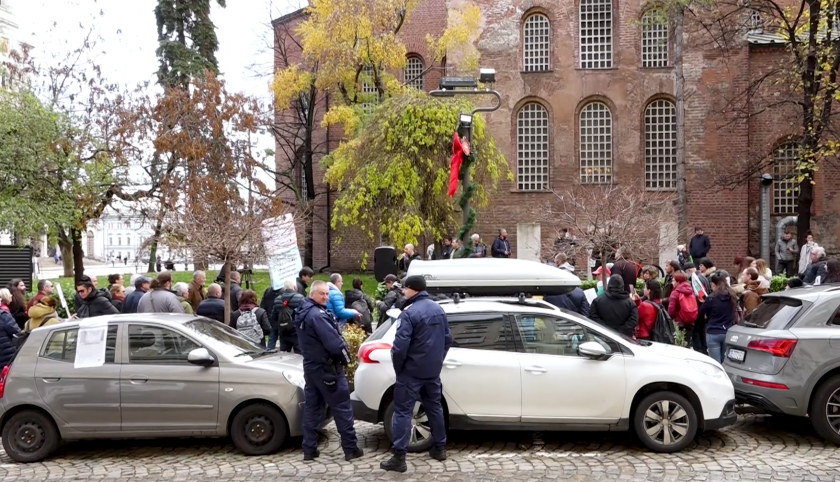 Свободно! Протестът пред Столична община приключи
