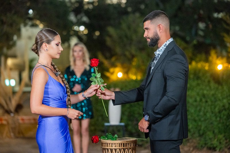 Бисексуалната Натали оплете двама мъже в „Ергенът: Любов в рая“