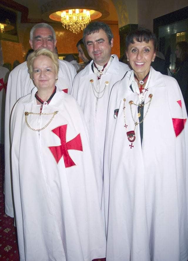 Само в Lupa.bg: Алена погребана в тамплиерски одежди