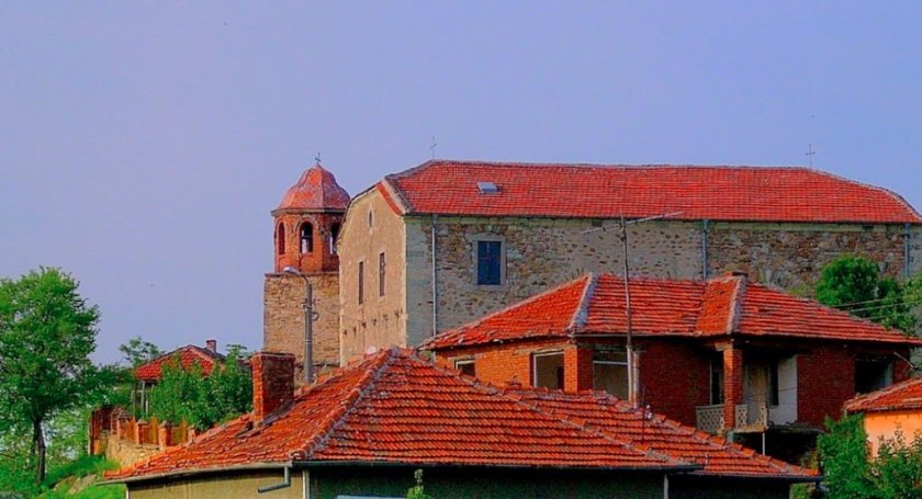 Бизнесмен отразя достъпа на десетки хора до водеми и пътища