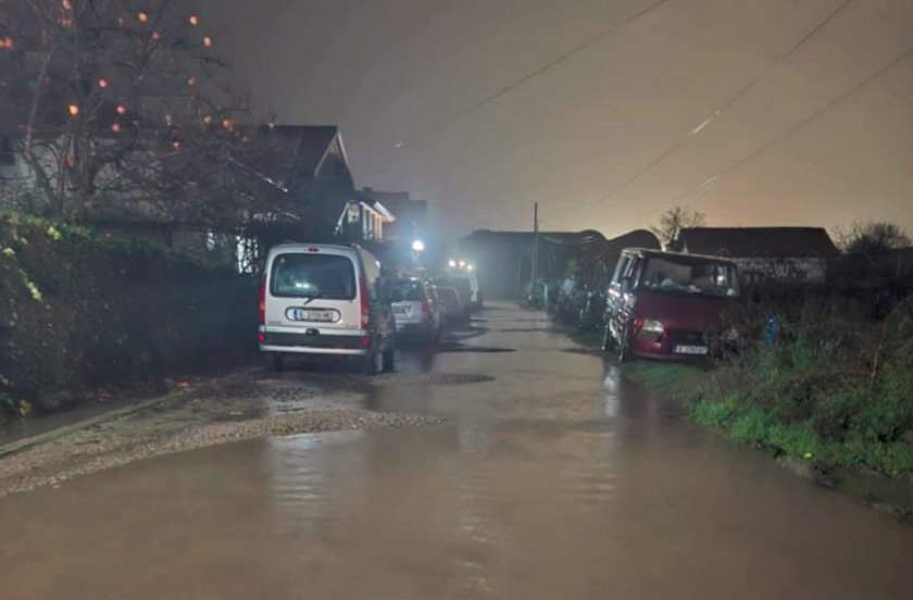 Къщи и мазета в село Рупите потънаха под вода (СНИМКИ)