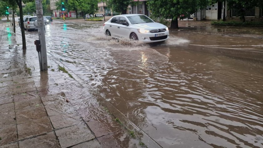 Водно бедствие връхлетя Разлог (ВИДЕО)