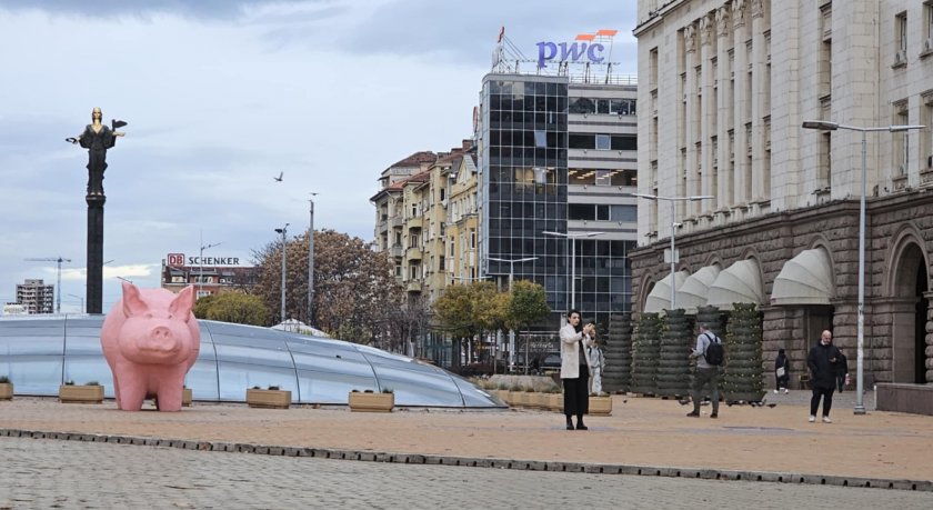 Лена се щракна с розовото прасе-касичка 