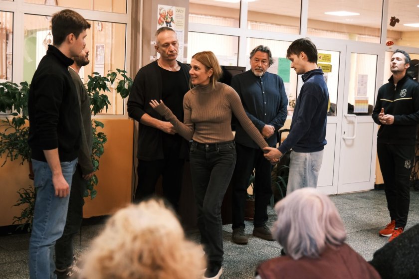 ЖЕСТ: Актьорите на Народния играха спектакъл в дом за възрастни хора