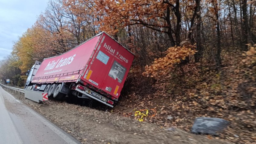 Шофьор изгоря и загина на място, след като ТИР се преобърна и запали