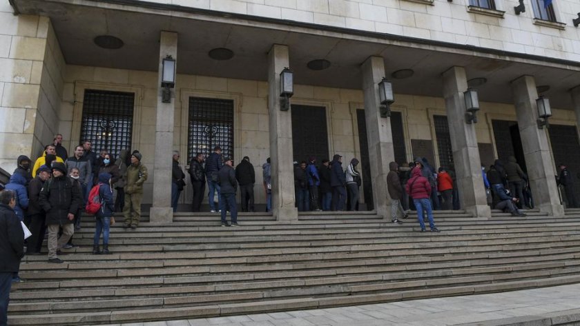 Опашки се извиха за последните златни 100 лева