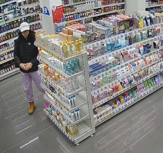 Полицията в Пловдив издирва млада жена за кражба от дрогерия (СНИМКИ)