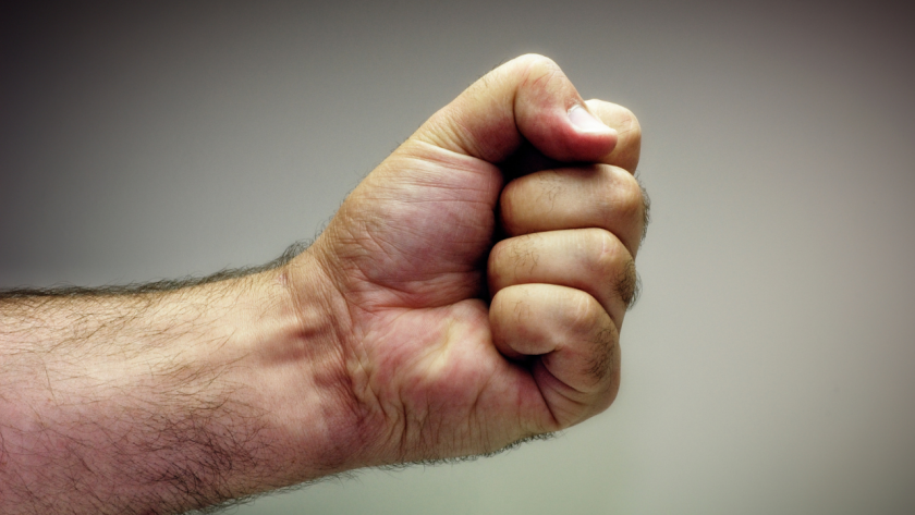 Баща и двамата му синове нападнаха 23-годишен мъж в Оризово