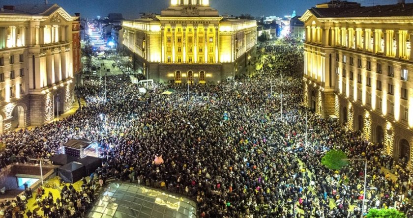 Румънски медии за снощния протест: „Бунт в съседна България“