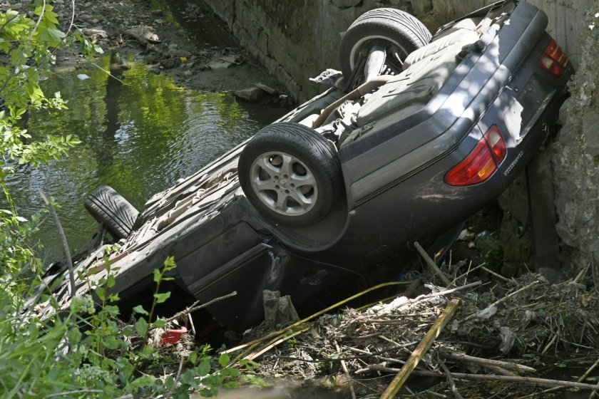 Джип се преобърна в река Искър, има жертва