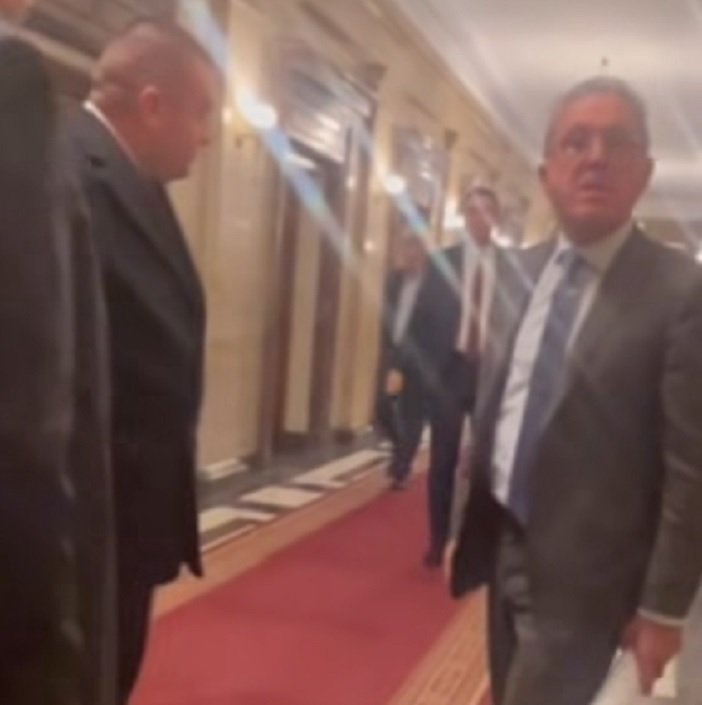 ЕКШЪН В ПАРЛАМЕНТА: Младежите на Лена шпионират Йордан Цонев? (ВИДЕО)