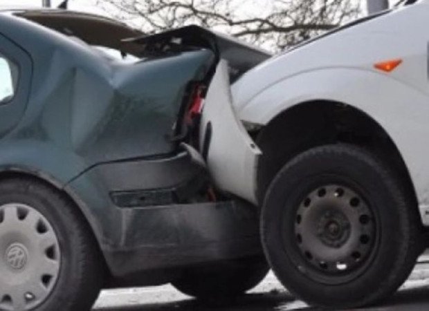 Четири коли се удариха на мокрия път на Предела