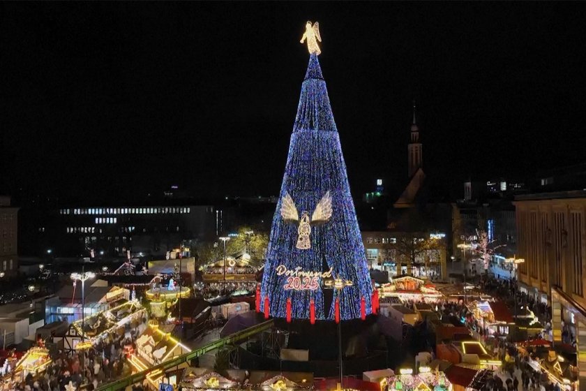 45-метрова коледна елха грейна в Дортмунд
