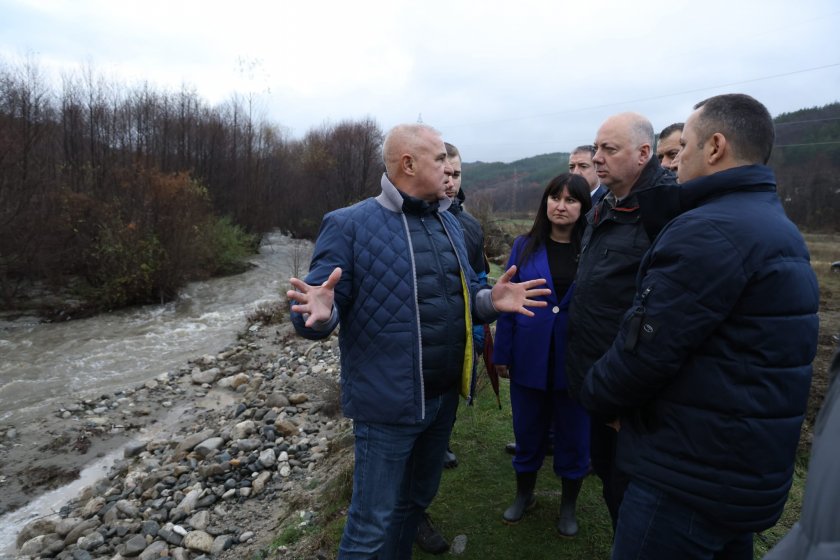 Желязков провери на място щетите от поройните дъждове в Симитли