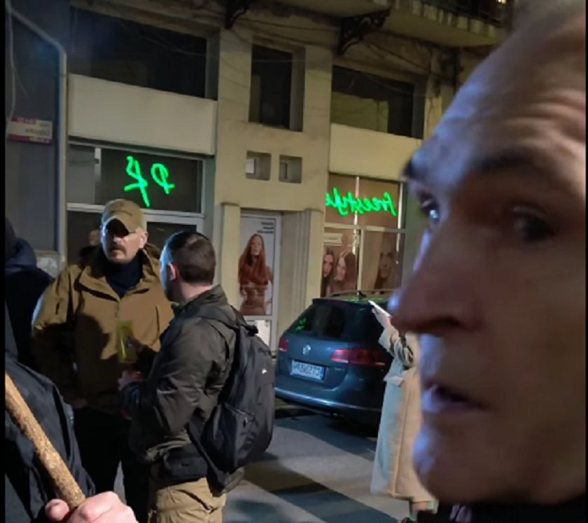 ХИТ ВИДЕО: Мутра, изчезвай в Дубай! Черепа цъфна на протеста, изгониха го като сопол