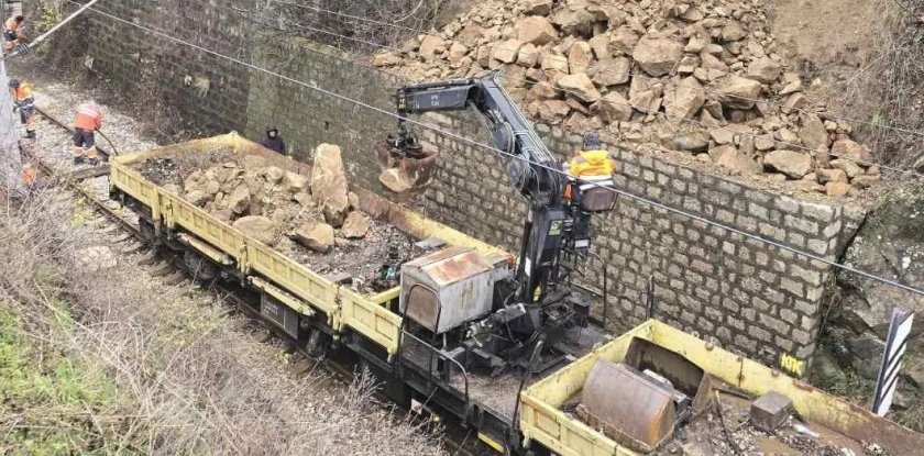 Влак се удари в паднали от обилните валежи скали