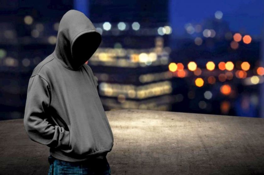 Млад мъж нападна и ограби 65-годишна жена в София