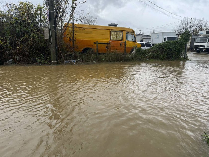 Заради наводненията: Призоваха жителите на Сандански да не пътуват (ВИДЕО)
