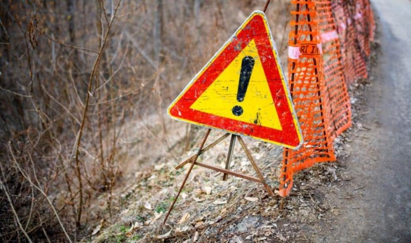 Временно затварят пътя Железница – Церово заради свлачище