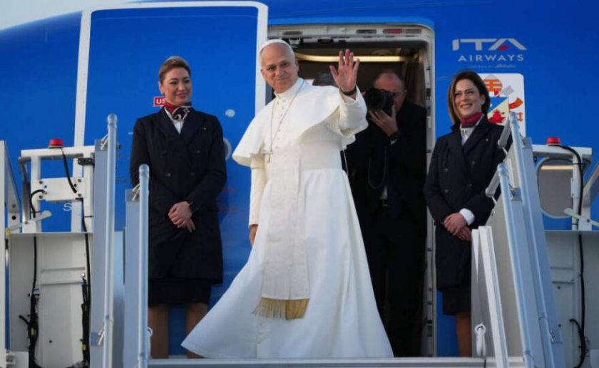 На косъм: И самолетът на папа Лъв XIV бил от проблемните "Еърбъс"-и