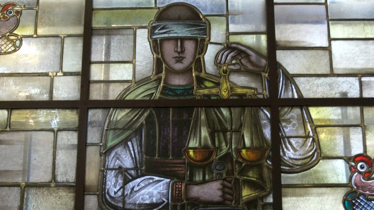 Повдигнаха обвинение на естонец, нападнал полицай в София