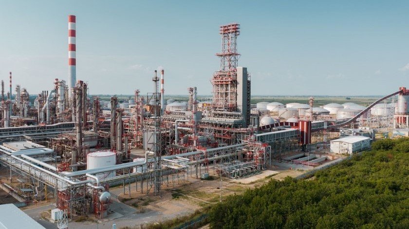 Сръбската петролна рафинерия спря работата си
