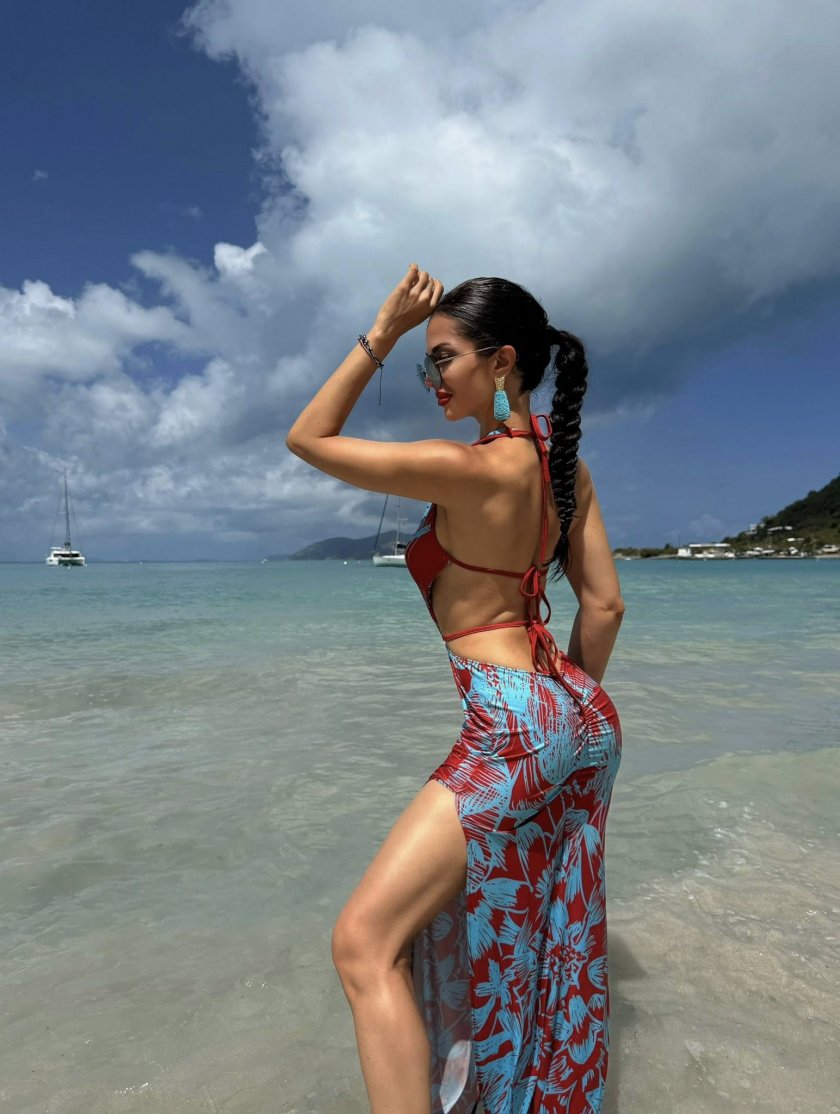 Райна пръска сексапил от Карибско море