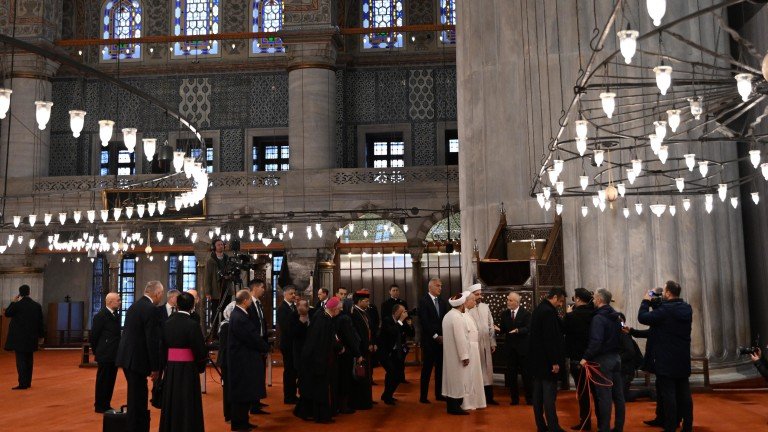 Смут в Истанбул: Папата се събу по чорапи, но не се помоли в Синята джамия 