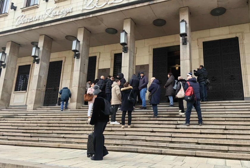 Опашки се извиха пред БНБ за стартовите пакети с евромонети